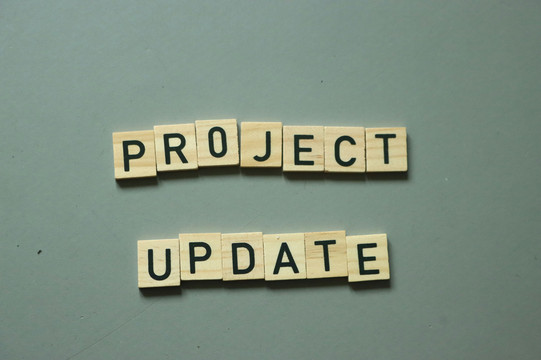 Scrabble Spielplättchen gelegt zu "Project Update".