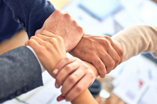 Menschen halten sich an den Armen.