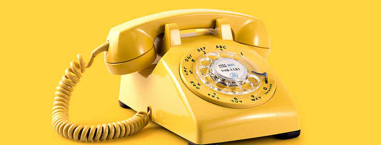 Telefon Gelbes Telefon auf gelben Hintergrund.