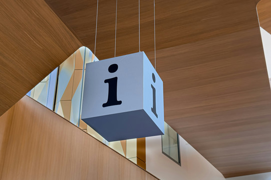 Infowürfel Würfel mit einem "i" hängt von der Decke.