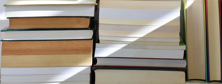 Bücher Gestapelte Bücher.